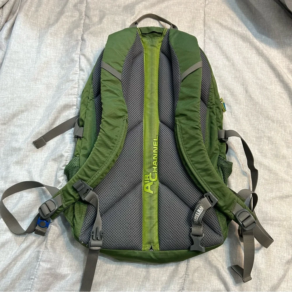 Camelbak Cloud Walker 18 Hydration Green Backpack Hiking Outdoor Gorpcore
